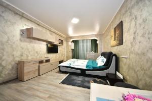 a bedroom with a bed and a desk in it at Cornelius Studio in Galaţi