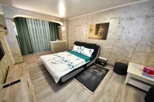 a small room with a bed and a table at Cornelius Studio in Galaţi