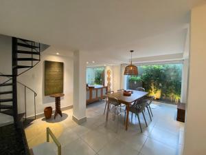 ein Esszimmer und eine Küche mit Tisch und Stühlen in der Unterkunft Casa de férias in Balneário Camboriú