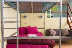 1 dormitorio con litera y sofá en Holiday Home Naiadis, en Roma