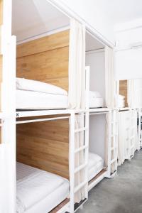 Uma cama ou camas num quarto em HOOD Hostel