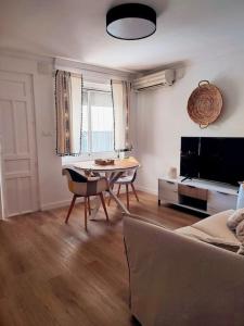 TV a/nebo společenská místnost v ubytování La Casita, a 2 min a pie de la playa!