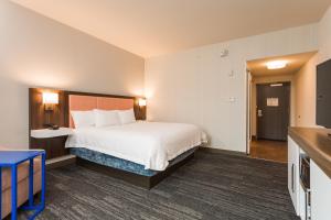 Hampton Inn Cumberland客房内的一张或多张床位