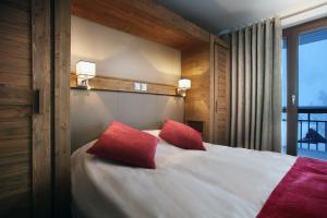 Кровать или кровати в номере Chalet des Neiges -La Source des Arcs +31 фотография