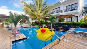 un gran pato de goma en medio de una piscina en Minah Bungalows, en Nungwi