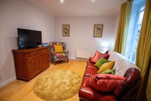 a living room with a couch and a television at Winchester City House in Winchester