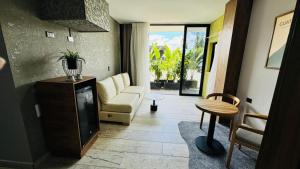 a living room with a couch and a table at Vivanti Resort in Guatapé