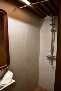 Bilik mandi di Grand Arcanum Apartment 2 - Comfortable and Elegant