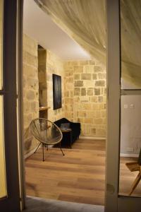 Televisyen dan/atau pusat hiburan di Grand Arcanum Apartment 2 - Comfortable and Elegant