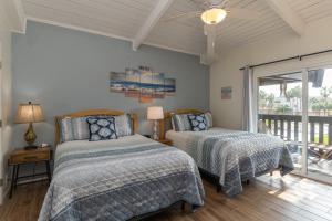 ein Schlafzimmer mit zwei Betten und einem Fenster in der Unterkunft Tiki 250 in South Padre Island