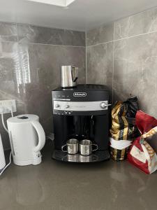 Una cafetera colocada encima de un mostrador en CozyHomes Woolloongabba Comforts, en Brisbane