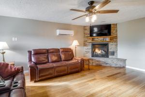 Ruang duduk di Peaceful Russell Springs Home with Fire Pit and Pond!
