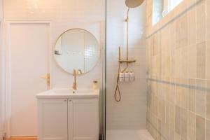 a bathroom with a sink and a mirror at Le Green Lodge in Faches-Thumesnil