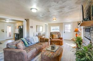 Χώρος καθιστικού στο Downtown Del Norte Home Near Hiking and Fishing!