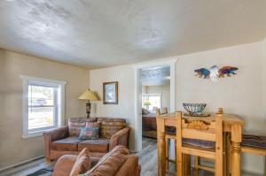 Χώρος καθιστικού στο Downtown Del Norte Home Near Hiking and Fishing!