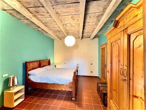 a bedroom with a bed and green walls at Oh!megna in Omegna
