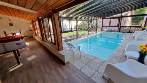 Bazén v ubytování Cabaña con Piscina Cubierta nebo v jeho okolí