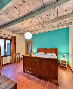 a bedroom with a bed and a blue wall at Oh!megna in Omegna