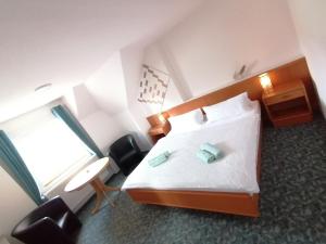 Ένα ή περισσότερα κρεβάτια σε δωμάτιο στο Domstadt Apartments
