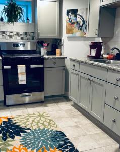 een keuken met een fornuis en een tapijt op de vloer bij Sunny Girasol Garden in Broadview