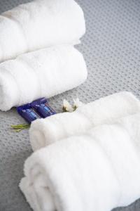 a group of white towels with flowers on the floor at Delta Boutique Loft, en el centro de Salta, p/ 3 in Salta