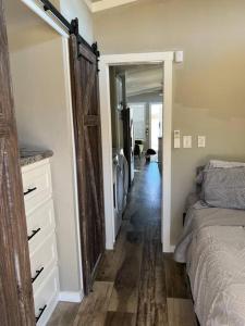 Katil atau katil-katil dalam bilik di Texoma Getaway - Tiny House on a Pharm +32 gambar