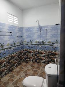 baño con aseo y pared de piedra en 17 Cinnamon Villa Ahangama, en Ahangama 46 fotos más