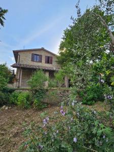 an old house sitting on top of a hill at Il casaletto di Simeone in Amelia