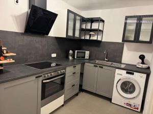 a kitchen with a washing machine and a washer at Traumhafte Nächte, unvergesslich in Chemnitz