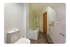 a bathroom with a toilet and a bath tub at Winchester City House in Winchester +24 photos