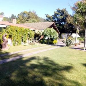 una casa con un patio con césped sidx sidx sidx sidx sidx sidx sidx en casa de campo temporario, en Yala