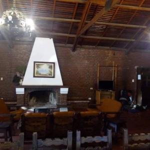 Habitación con chimenea y pared de ladrillo en casa de campo temporario, en Yala 14 fotos más