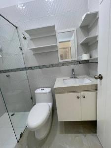 Ένα μπάνιο στο Hermoso apartamento #5 en unioro +1 φωτογραφίες