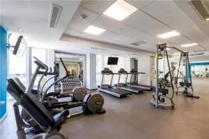 Spordikeskus ja/või sportimisvõimalused majutusasutuses Atlantis Loft Studio By Stay Here Pr