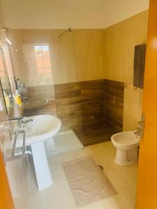 Koupelna v ubytování Oliveira's Home + 9 fotografií