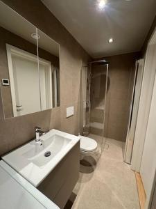 a bathroom with a sink and a toilet and a mirror at Koselig liten boenhet rett ved SNØ in Lorenskog +6 photos