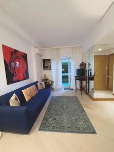 Posezení v ubytování Suite Apartment in MC Center, 5min walk to Casino & the Port and 1min from underground train station
