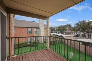 Μπαλκόνι ή βεράντα στο Peaceful & Stylish, 1BD with Resort-Style Pool&Gym