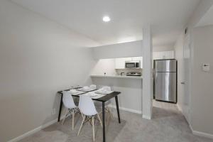 Η κουζίνα ή μικρή κουζίνα στο Peaceful & Stylish, 1BD with Resort-Style Pool&Gym
