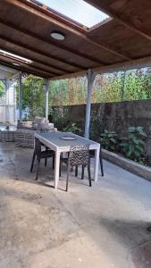 Patio nebo venkovní prostory v ubytování Maison créole Marguerite Rose