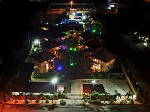 una vista aerea di un edificio di notte di Hotel El Dorado a La Romana