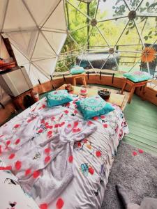 Voodi või voodid majutusasutuse Allegro Eco Glamping toas