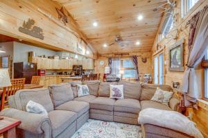 Χώρος καθιστικού στο 40-Acre, Off-Grid Wakefield Retreat with Gas Grill!