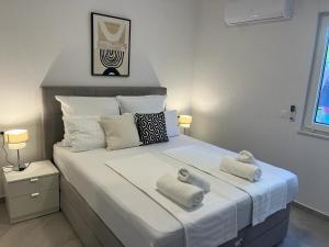 En eller flere senge i et værelse på Apartment Paradise A&I + 13 billeder