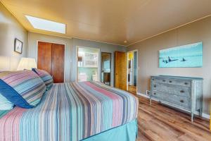 Tempat tidur dalam kamar di 10,000 Waves