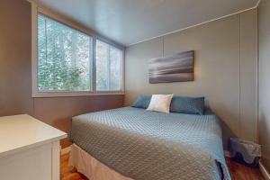 Tempat tidur dalam kamar di 10,000 Waves