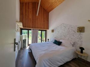 ein Schlafzimmer mit einem großen weißen Bett in einem Zimmer in der Unterkunft Le Quai - Gîte atypique in Le Châtenet + 21 Fotos