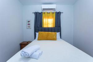 a bedroom with a bed with two towels on it at Casa 3 habitaciones Salida al Aeropuerto in San Pedro Sula