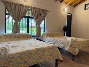 Postel nebo postele na pokoji v ubytování Finca Hotel San Cristobal Quindio