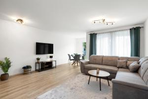 a living room with a couch and a tv at Nexstay Studio mit Terrasse & Parkplatz für 4 in Neumarkt in der Oberpfalz